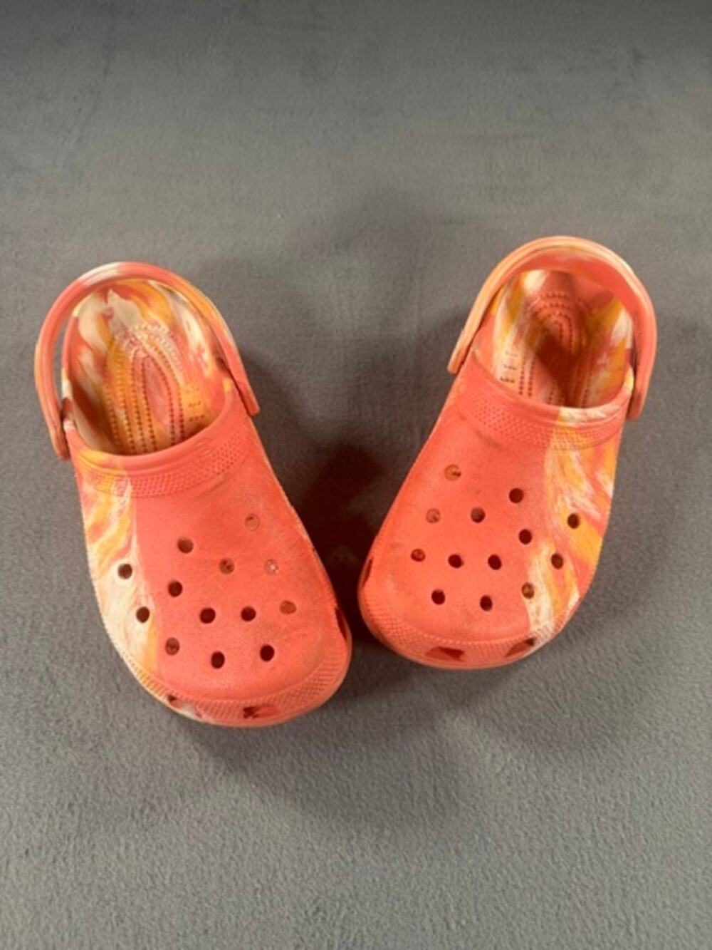 CROCS CLASSIC MARBLED CLOGS ( SIZE 6-8 ) HEAVY USED